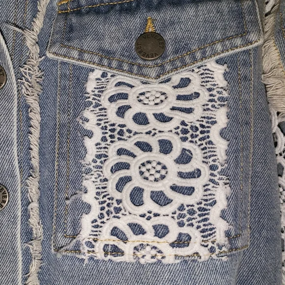 NEW Veveret Light Blue Jean Jacket with Eyelet Lace Size Small - Picture 13 of 17